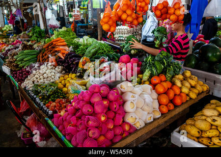 Les fruits et légumes à vendre, le jour du marché, Banaue, Luzon, Philippines Banque D'Images