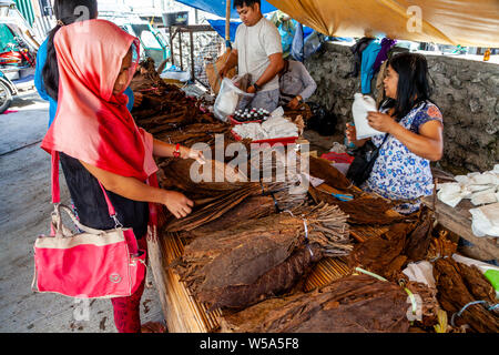 Feuilles de tabac à vendre, le jour du marché, Banaue, Luzon, Philippines Banque D'Images