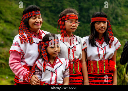 Une famille philippine posent pour des photos portant des costumes traditionnels des tribus Ifugao, Banaue, Luzon, Philippines Banque D'Images