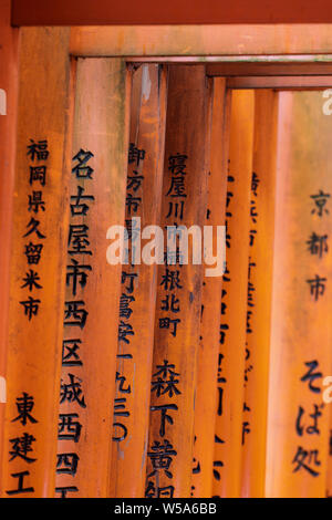 Portes torii vermillon au Sanctuaire Fushimi Inari à Kyoto, au Japon. Le chef de culte du dieu Inari situé à Kyoto, le sanctuaire Fushimi Inari Taisha Banque D'Images