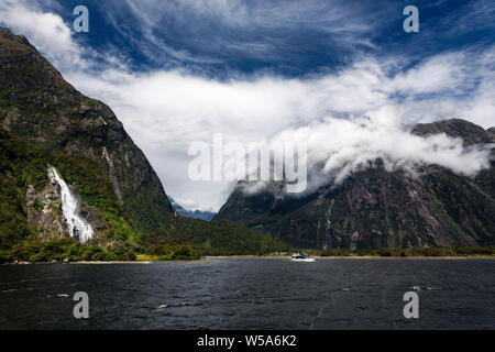 Retour par Milford Sound passant Bowen Falls Banque D'Images