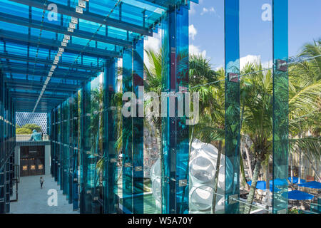 Oeil de mouche DOME (©Buckminster Fuller INST 2014) PALM COURT (©SB ARCHITECTS 2018) MIAMI DESIGN DISTRICT MIAMI FLORIDA USA Banque D'Images