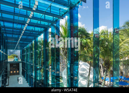 Oeil de mouche DOME (©Buckminster Fuller INST 2014) PALM COURT (©SB ARCHITECTS 2018) MIAMI DESIGN DISTRICT MIAMI FLORIDA USA Banque D'Images