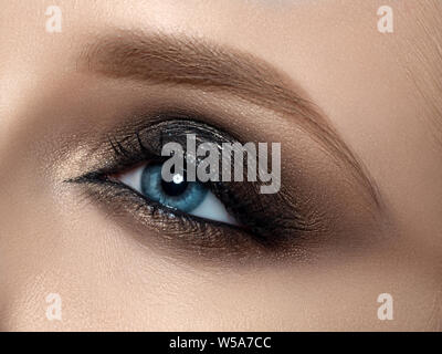 De gros plan femme oeil avec beau miroir Banque D'Images