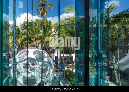 Oeil de mouche DOME (©Buckminster Fuller INST 2014) PALM COURT (©SB ARCHITECTS 2018) MIAMI DESIGN DISTRICT MIAMI FLORIDA USA Banque D'Images