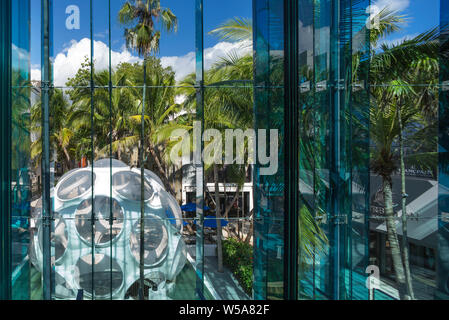 Oeil de mouche DOME (©Buckminster Fuller INST 2014) PALM COURT (©SB ARCHITECTS 2018) MIAMI DESIGN DISTRICT MIAMI FLORIDA USA Banque D'Images