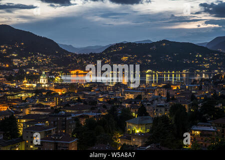 Paysage de la ville de Côme dans la nuit avec sa Cathédrale illuminée et les lumières sur son Lac Banque D'Images