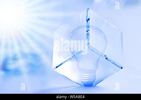 Illustration conceptuelle de l'énergie et du développement durable, une ampoule dans un cube transparent éclairé par le soleil Banque D'Images