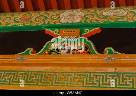 Petite statue d'un chat à dormir avec de riches illustrations détaillées est un symbole pour Ieyasus la nature, Close up image, Nikko Tosho-gu Japon octobre 2018 Banque D'Images