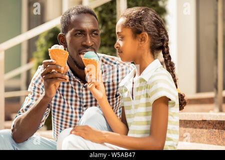 Young man enjoying goût de crème glacée Banque D'Images