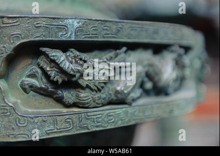 Splendering d'art traditionnel avec de riches détails sur le temple de bronze ou de culte lanternes capturée dans un close up image, Nikko Tosho-gu Japon octobre 2018 Banque D'Images