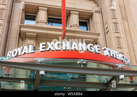 Royal Exchange Theatre signe au-dessus de la Croix rue à l'entrée dans le centre-ville de Manchester. Banque D'Images