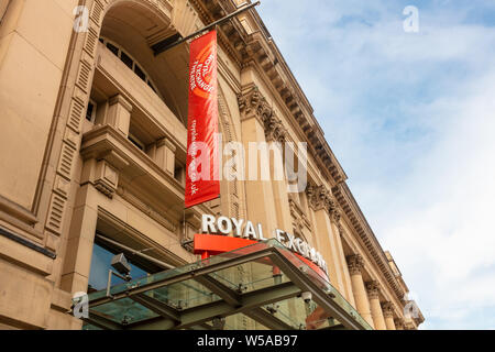 Royal Exchange Theatre signe au-dessus de la Croix rue à l'entrée dans le centre-ville de Manchester. Banque D'Images