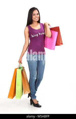 Woman carrying shopping bags and smiling Banque D'Images