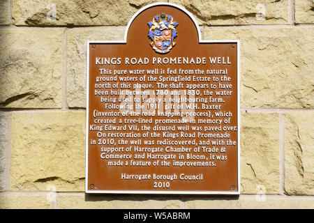 Kings Road, Promenade plaque de métal bien ornementale sur le mur à l'extérieur du centre des expositions, Harrogate, North Yorkshire, Angleterre, Royaume-Uni. Banque D'Images