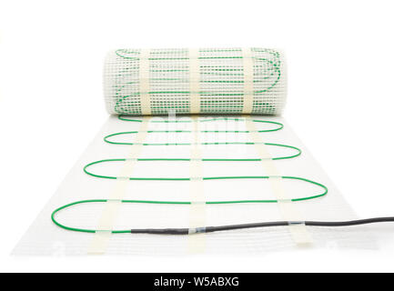 Un système de chauffage au sol électrique mat avec câble isolé sur fond blanc Banque D'Images