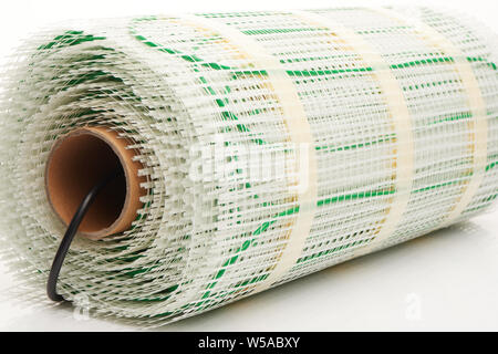 Clouse en place d'un système de chauffage au sol électrique mat avec câble isolé sur fond blanc Banque D'Images