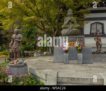 Statue de Bouddha en pierre dans un siège lotos sur une plate-forme Kamakuras Hase-dera, Japon Novembre 2018 Banque D'Images