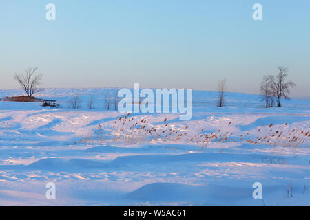 Paysage de neige soufflée dans les pays de la vallée de la Mohawk, l'État de New York, USA. Banque D'Images