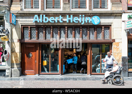 Rendez-vous à Albert Heijn dépanneur à Amsterdam, aux Pays-Bas. Albert Heijn est la plus grande chaîne de supermarchés néerlandais, fondé en 1887. Banque D'Images