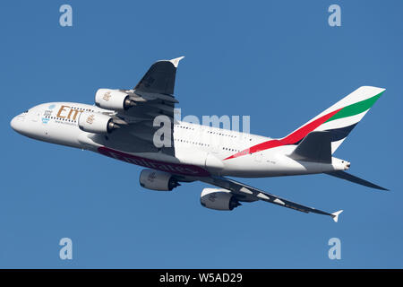 Unis Airbus A380 équipés de quatre grands avions de passagers décollant de l'aéroport de Sydney. Banque D'Images