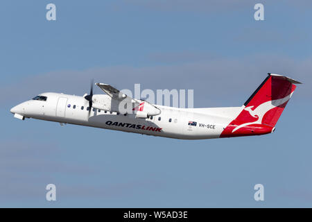 QantasLink (Est de l'Australie Airlines) de Havilland Canada Dash 8 lits 1 turbopropulseurs avion régional avions qui décollent de l'aéroport de Sydney. Banque D'Images