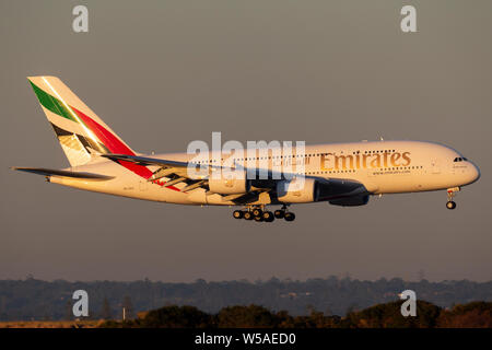 Unis Airbus A380 équipés de quatre grands avions de passagers à l'atterrissage à l'aéroport de Sydney. Banque D'Images
