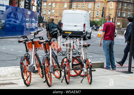 Covoiturage MoBike stationné sur la plate-forme de Londres vieux Street station Banque D'Images