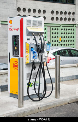 Recharge de véhicules électriques à la station-service Shell Banque D'Images