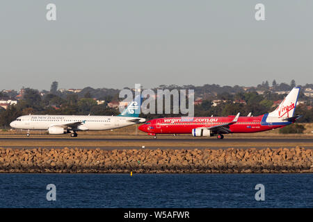 Virgin Blue Airlines avion Boeing 737 à l'aéroport de Sydney avec un Air New Zealand Airbus A320. Banque D'Images