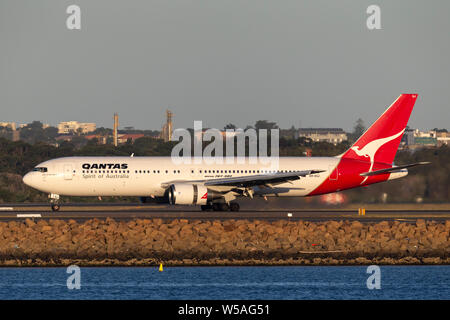 Avion de Boeing 767 de Qantas à l'atterrissage à l'aéroport de Sydney. Banque D'Images