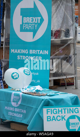 Brentwood Essex 27 juillet 2019 Brexit La journée d'action du parti ; un décrochage à Brentwood High Street faire connaître la partie Brexit Ian Davidson Crédit/Alamy Live News Banque D'Images