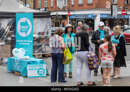 Brentwood Essex 27 juillet 2019 Brexit La journée d'action du parti ; un décrochage à Brentwood High Street faire connaître la partie Brexit Ian Davidson Crédit/Alamy Live News Banque D'Images