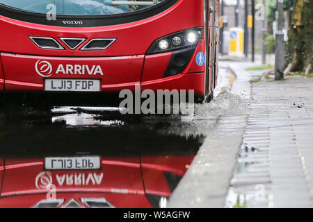 Londres, Royaume-Uni 27 Juillet 2019 - Un bus de l'eau éclabousse comme il se conduit par une inondation sur chemins verts dans le nord de Londres, causé par une forte averse dans la nuit. Credit : Dinendra Haria/Alamy Live News Banque D'Images