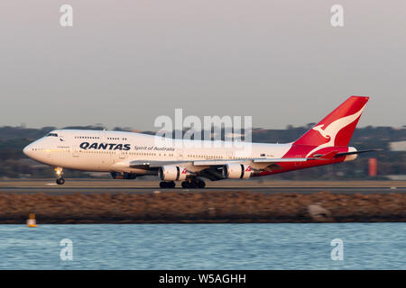 Qantas Boeing 747 jumbo jet avion à l'atterrissage à l'aéroport de Sydney. Banque D'Images