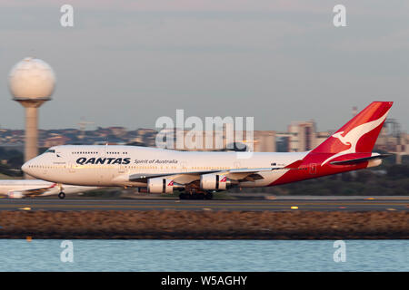 Qantas Boeing 747 jumbo jet avion à l'atterrissage à l'aéroport de Sydney. Banque D'Images