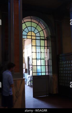 Entrée au bureau de poste principal de l'Érythrée Asmara avec de grands pans de verre de couleur porte en métal Banque D'Images