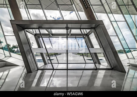 Musée de l'Union, Etihad, Dubaï, Émirats arabes unis - janvier4, 2018 : Entrée principale du Musée d'Etihad, portes coulissantes en verre, un intérieur moderne Banque D'Images