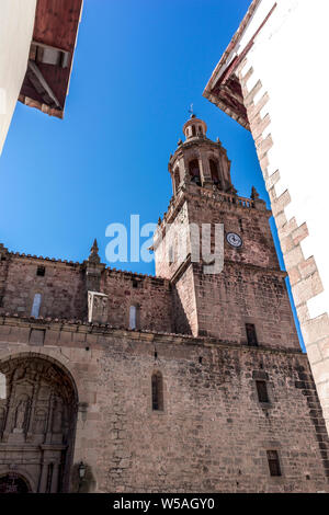 Temple médiéval en pierre sur l'arrière-plan d'un ciel bleu, Rubielos de Mora, province de Teruel, Aragon, Espagne, Avril2019 Banque D'Images