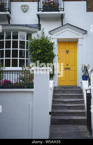 Londres, UK - juillet 2019. Porte d'entrée de couleur typique d'une terrasse géorgienne dans un quartier résidentiel de Londres. Banque D'Images