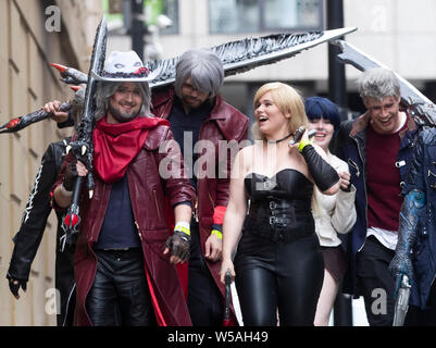 Des gens habillés comme des caractères de la jeu vidéo le Devil May Cry au cours de la MCM Manchester Comic Con qui voir des milliers de fans de science-fiction, les joueurs, les collectionneurs de bandes dessinées, les cinéphiles et les amateurs d'anime visiter Manchester Central. Banque D'Images