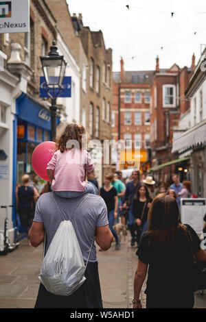 Londres, UK - juillet 2019. Flask Walk, une rue piétonne caractéristique dans le foyer d'Hampstead, quartier résidentiel dans le nord de Londres. Banque D'Images