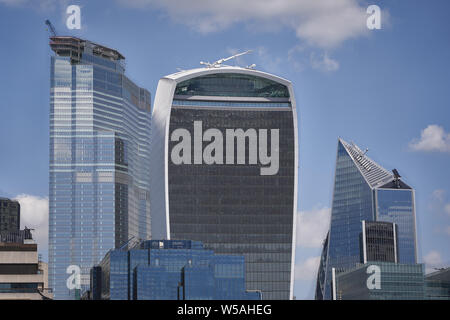 Londres, UK - juillet 2019. Vue de la ville de Londres, célèbre quartier financier, avec de nouveaux gratte-ciel en construction. Banque D'Images