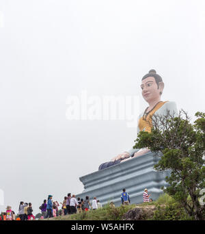 Kep, Cambodge - Avril 27, 2014 : les personnes qui offre à la divine statue religieuse Banque D'Images