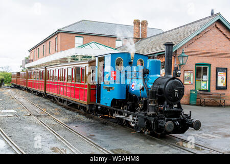 Le 1918 0-4-0WT A 'hot rod' loco vapeur à Tywyn Wharf gare sur la Talyllyn - le premier chemin de fer du patrimoine préservé, Gwynedd, Pays de Galles, Royaume-Uni Banque D'Images