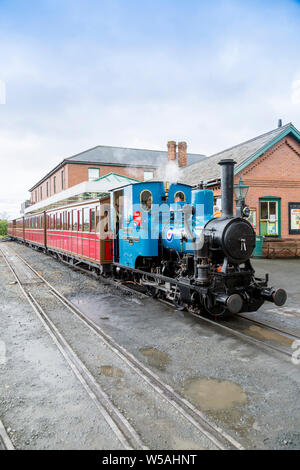 Le 1918 0-4-0WT A 'hot rod' loco vapeur à Tywyn Wharf gare sur la Talyllyn - le premier chemin de fer du patrimoine préservé, Gwynedd, Pays de Galles, Royaume-Uni Banque D'Images