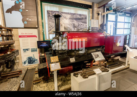 Vue de l'intérieur du Musée du chemin de fer à voie étroite basée à Tywyn sur le quai de gare ferroviaire Talyllyn, Gwynedd, Pays de Galles, Royaume-Uni Banque D'Images