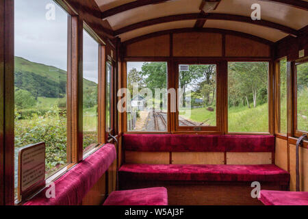 La vue à partir d'un chariot spécialement adaptés aux passagers en fauteuil roulant en passant par la station de Brynglas sur le chemin de fer Talyllyn, Gwynedd, Pays de Galles, Royaume-Uni Banque D'Images