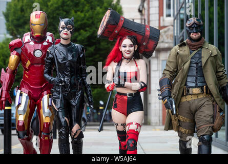 Des gens habillés comme des caractères (de gauche à droite) l'homme de fer, Cat woman, Harley Quinn de nouveau 52 comics Batman et cauchemar au cours de la MCM Manchester Comic Con qui voir des milliers de fans de science-fiction, les joueurs, les collectionneurs de bandes dessinées, les cinéphiles et les amateurs d'anime visiter Manchester Central. Banque D'Images