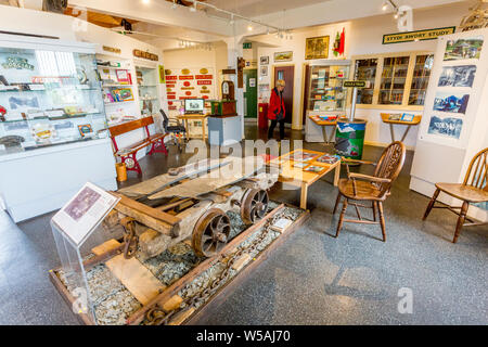 Vue de l'intérieur du Musée du chemin de fer à voie étroite basée à Tywyn sur le quai de gare ferroviaire Talyllyn, Gwynedd, Pays de Galles, Royaume-Uni Banque D'Images